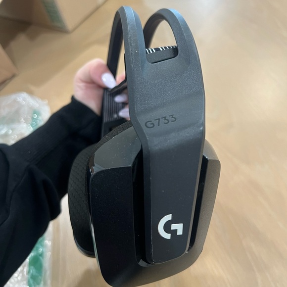 NEW Logitech G733 Lightspeed Wireless Gaming Headset with Suspension Headband - Picture 6 of 7